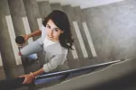 Subir escaleras 10 minutos aporta más energía que tomar un café Trabajadora subiendo escaleras con el café en la mano