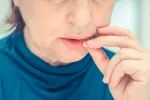 La melatonina ayuda a prevenir la pérdida de masa muscular por la edad Mujer mayor tomando suplementos de melatonina