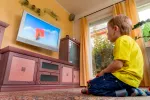 Cuanta más tele en la niñez, más problemas de socialización Un niño pequeño se queda absorto viendo la televisión