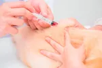 Nueva terapia podría revertir la diabetes tipo 1 en perros y humanos Veterinario inyectando medicamento a un perro