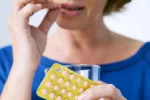 La terapia hormonal en la posmenopausia reduce la grasa abdominal Mujer posmenopáusica con un tratamiento hormonal