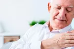 Una nueva terapia podría mejorar la función cerebral en el alzhéimer Persona en terapia para el alzhéimer con el médico