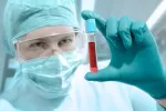 Un test genético identifica la causa de muerte del feto Profesional médico sostiene un tubo lleno de líquido para analizar