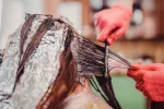 Mujer en la peluquería con un tinte en el pelo