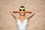 Cuánto sol tomar para obtener la vitamina D necesaria Mujer tomando el sol