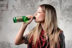 Tomar alcohol puede aumentar el riesgo de síndrome premenstrual mujer embarazada bebiendo alcohol