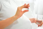 Mujer embarazada tomando un analgésico