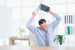 El 60% de los trabajadores españoles sufre problemas de salud mental Trabajador irritado y estresado