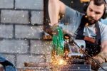 Trabajar con mucho ruido eleva la presión arterial y el colesterol Hombre trabajando con mucho ruido