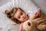 El 30% de los niños tiene alteraciones del sueño Niña pequeña abraza a su osito antes de dormir