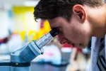 Dos nuevos grandes avances en la búsqueda de tratamiento para la ELA Científico en el laboratorio en busca de tratamiento