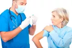 Aconsejan la vacuna contra herpes zóster en los mayores Un sanitario vacuna a una mujer mayor