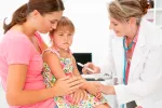 La vacuna del sarampión debería administrarse antes Niña se vacuna del sarampión