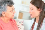 La vacuna contra la gripe previene la hospitalización en los mayores Persona mayor vacunándose contra la gripe