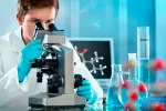 Identifican variantes genéticas asociadas con la calvicie masculina Científico en el laboratorio