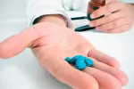 La viagra, posible diana para reducir el riesgo de cáncer colorrectal Doctor con pastillas de viagra en la mano