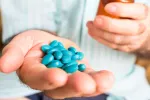 La viagra puede perjudicar a los pacientes con hipertensión pulmonar Hombre tomando viagra