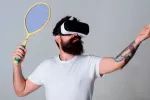 Videojuegos activos, útiles para pacientes con insuficiencia cardiaca Hombre jugando al tenis de forma virtual