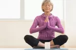El yoga podría ser de ayuda frente a la incontinencia urinaria Mujer mayor practicando yoga