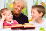 Abuela 'au pair' Una abuela 'au pair' lee un libro con sus 'nietos'