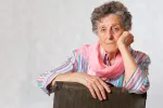 'Abuela golondrina', de casa en casa Mujer mayor con una maleta