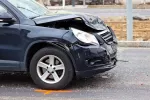 Accidentes de tráfico Coche destrozado en un accidente de tráfico