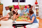 Padres y niños jugando en casa Actividades y juegos para hacer en casa