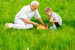 Abuelo jugando al ajedrez con su nieto 10 actividades para que los mayores ejerciten el cerebro