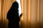 Mujer con agorafobia Qué es la agorafobia