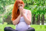 Alergia en el embarazo Mujer embarazada con síntomas de alergia