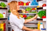 Cómo conservar los alimentos en la nevera Mujer colocando los alimentos en la nevera