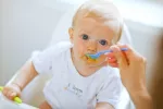 Lactante comiendo Nutrición en lactantes