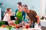 15 alimentos que comemos mal Familia preparando la comida