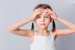 Anemia infantil, un desconocido muy frecuente Una niña pálida se toca la frente