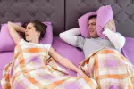 Apnea del sueño Mujer roncando con apnea del sueño