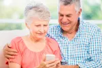 Personas mayores usando apps en su móvil Aplicaciones móviles para la tercera edad