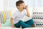 Asma Mujer tratándose el asma con un inhalador