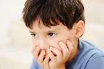 Autismo en niños Niño con signos de autismo