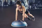 Bosu: la semiesfera que te pone en forma Chica entrenando con un bosu