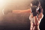 Boxeo como entrenamiento fitness: ejercicios recomendados Mujer practicando boxeo fitness
