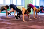 Burpees: trabaja tus músculos y quema calorías Personas haciendo burpees