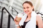 Mujer bebiendo café Mujer bebiendo café antes de hacer deporte