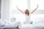 La cama perfecta Mujer levantándose