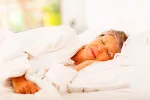 Camas para mayores Una mujer mayor duerme en su cama