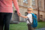 Cambio de colegio: consejos para los padres Madre e hijo andando hacia el colegio