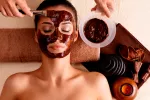 Beneficios de la chocolaterapia Mujer obteniendo los beneficios de la chocolaterapia