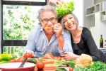 Aprende a cocinar a los 60 Personas mayores cocinando