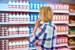 Cómo comprar leche y lácteos Mujer indecisa para comprar leche y lácteos