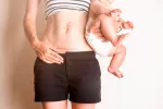 Cuidado de la cicatriz de la cesárea Mujer muestra su cicatriz por cesárea en su abdomen
