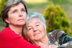Cuidar al cuidador, no descuides tus necesidades Una cuidadora abraza a una anciana en situación de dependencia